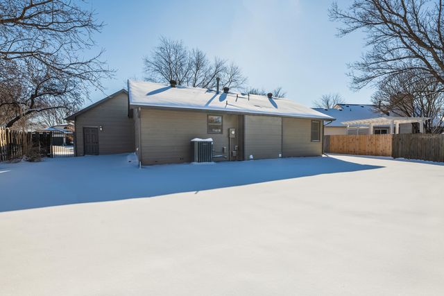 425 N Parkridge St, Wichita, KS 67212