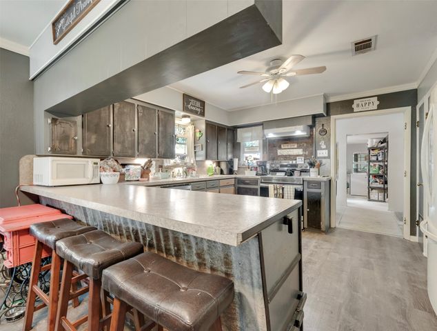 405 Pecan Street, Forreston, TX 76041