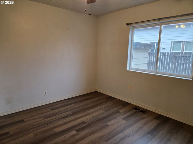 2402 N SPRUCE St, La Grande, OR 97850