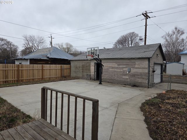 2402 N SPRUCE St, La Grande, OR 97850