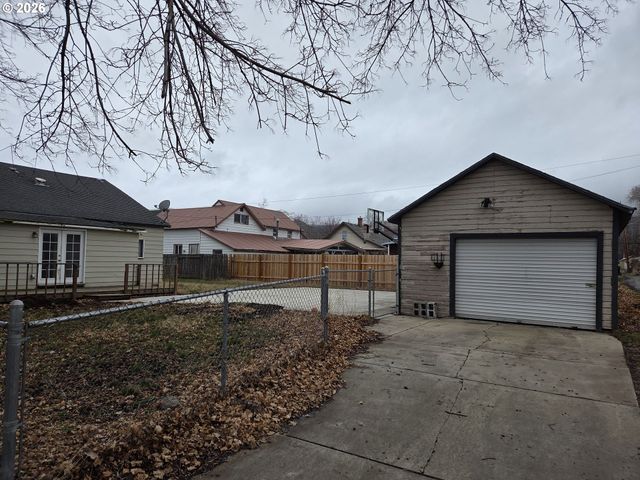 2402 N SPRUCE St, La Grande, OR 97850