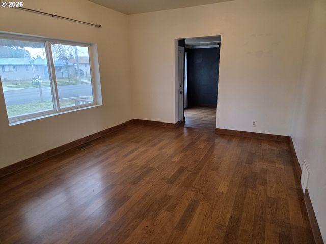 2402 N SPRUCE St, La Grande, OR 97850