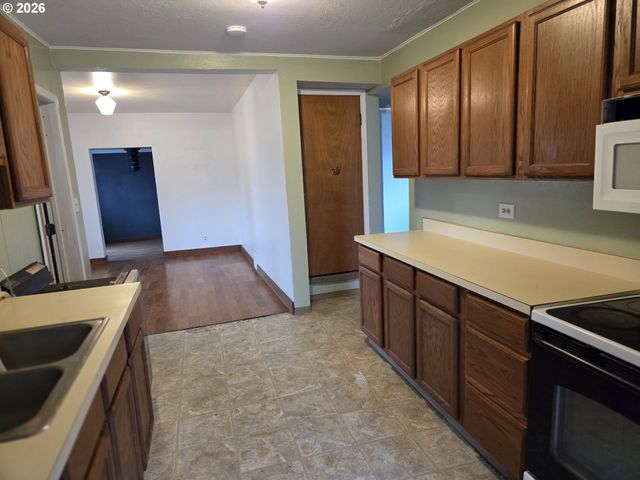 2402 N SPRUCE St, La Grande, OR 97850