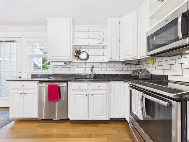 11 Winsor Park Way, Glocester, RI 02857