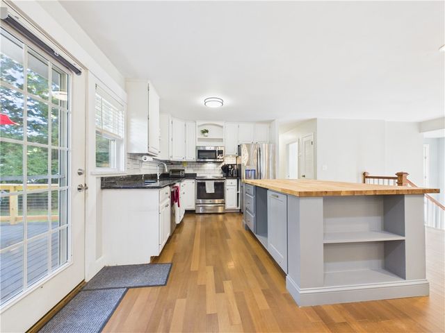 11 Winsor Park Way, Glocester, RI 02857