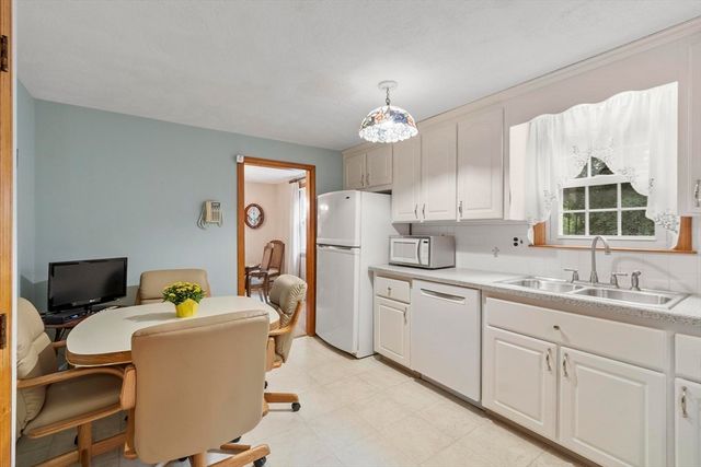 7 Susan Dr, North Reading, MA 01864
