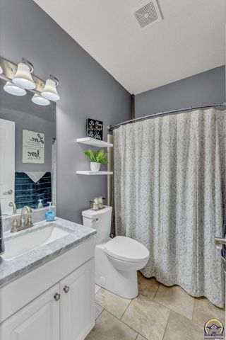 4513 SW Moundview DR, Topeka, KS 66610