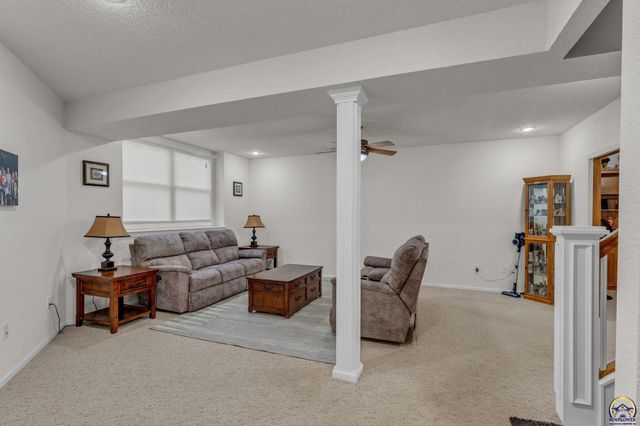 4513 SW Moundview DR, Topeka, KS 66610
