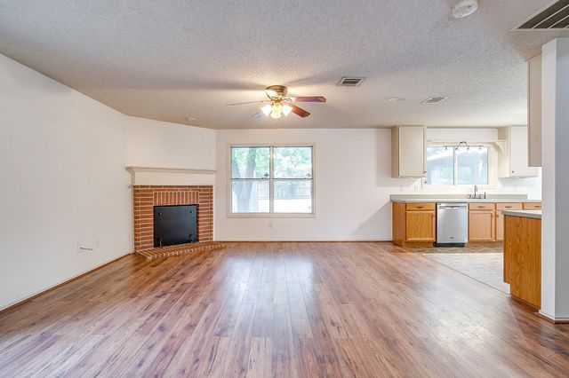 2333 Ash Grove Trail, Fort Worth, TX 76112