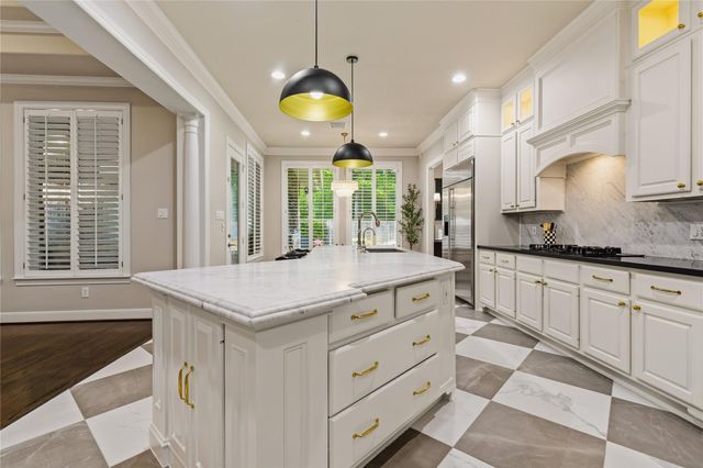 118 N Shawnee Ridge Circle, The Woodlands, TX 77382