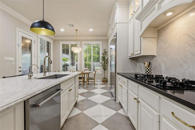 118 N Shawnee Ridge Circle, The Woodlands, TX 77382