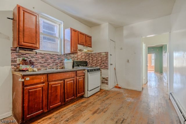 529 E Jersey St, Elizabeth City, NJ 07206