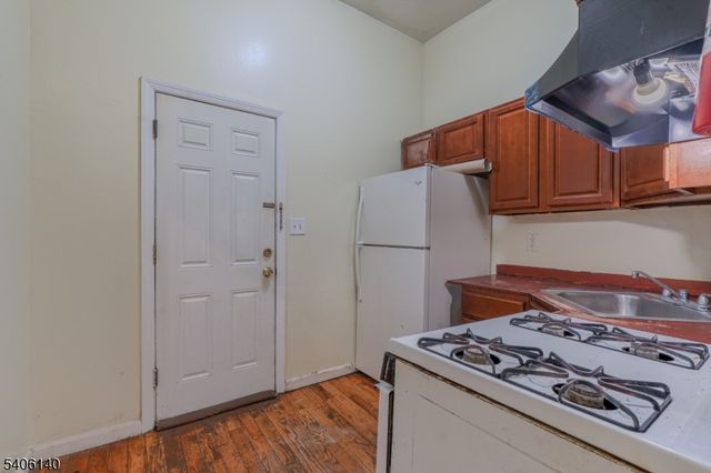 529 E Jersey St, Elizabeth City, NJ 07206