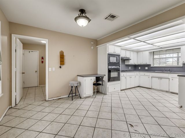 9945 E Northglen Street, Claremore, OK 74017