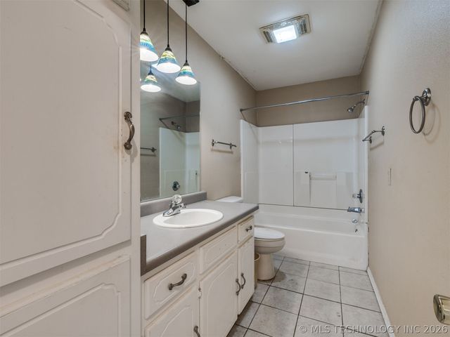 9945 E Northglen Street, Claremore, OK 74017