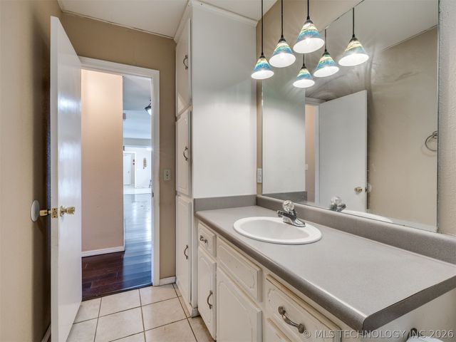 9945 E Northglen Street, Claremore, OK 74017