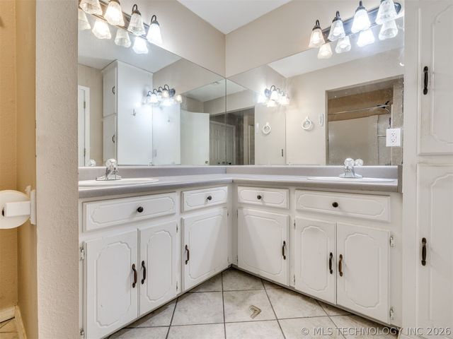 9945 E Northglen Street, Claremore, OK 74017