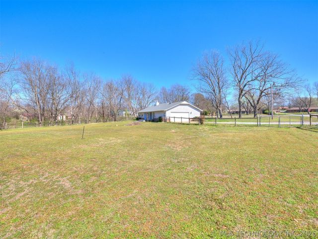 9945 E Northglen Street, Claremore, OK 74017