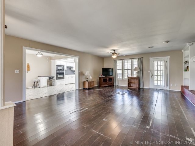 9945 E Northglen Street, Claremore, OK 74017