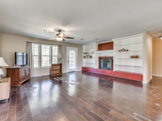 9945 E Northglen Street, Claremore, OK 74017