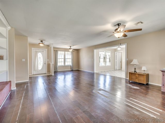 9945 E Northglen Street, Claremore, OK 74017