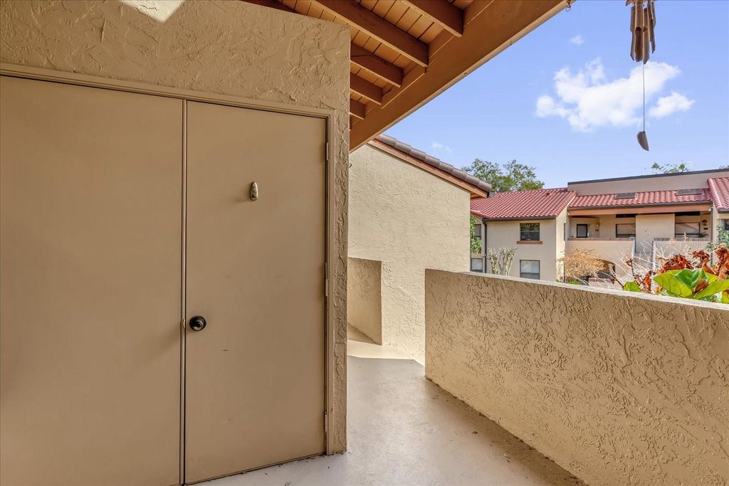 Image 31 of property listing at 1313 LAKE WILLISARA CIRCLE 1313, Orlando, FL 32806