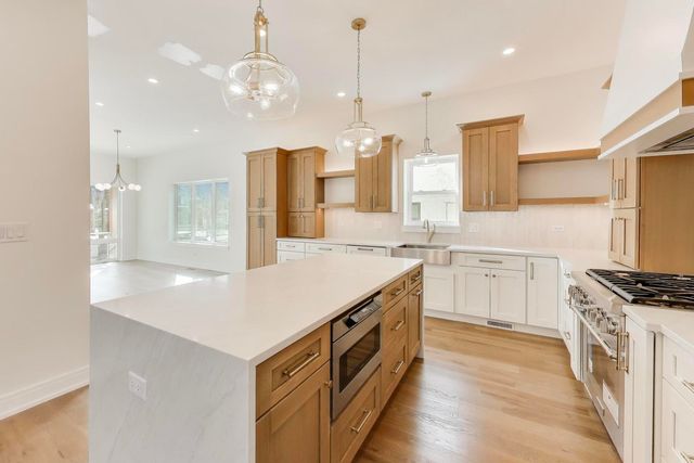 280 Blackhawk Road, Riverside, IL 60546