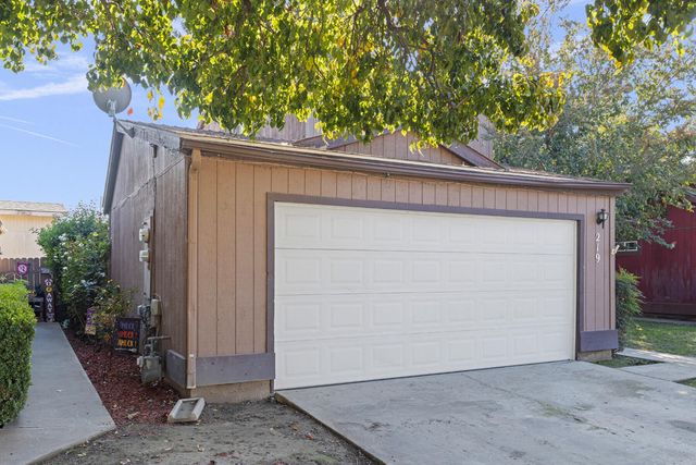 219 E Elowin Court, Visalia, CA 93291