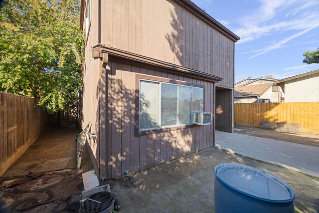 219 E Elowin Court, Visalia, CA 93291