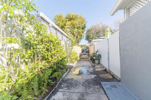 7184 W 2nd Ct, Hialeah, FL 33014