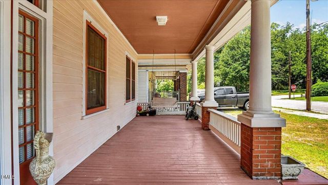 239 W Young Avenue, Henderson, NC 27536