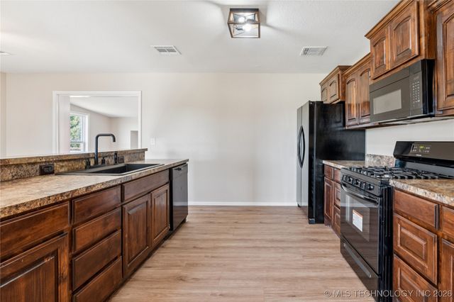 1915 S Lenapah Avenue, Skiatook, OK 74070