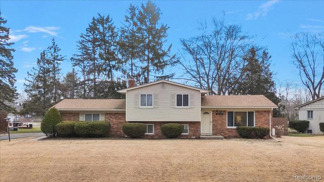 3608 Lake Oakland Shores Drive, Waterford Charter Township, MI 48329