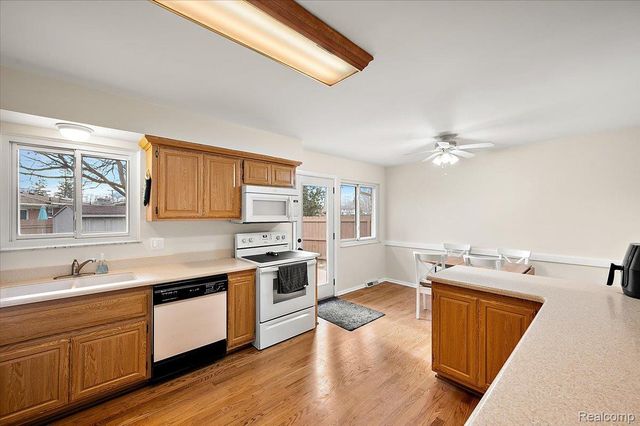 3608 Lake Oakland Shores Drive, Waterford Charter Township, MI 48329