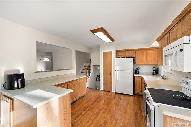 3608 Lake Oakland Shores Drive, Waterford Charter Township, MI 48329