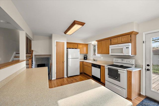 3608 Lake Oakland Shores Drive, Waterford Charter Township, MI 48329