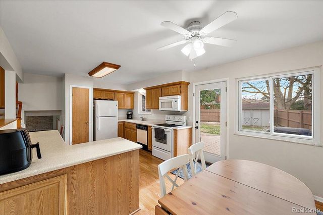 3608 Lake Oakland Shores Drive, Waterford Charter Township, MI 48329