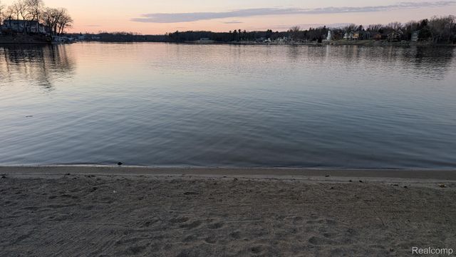 3608 Lake Oakland Shores Drive, Waterford Charter Township, MI 48329