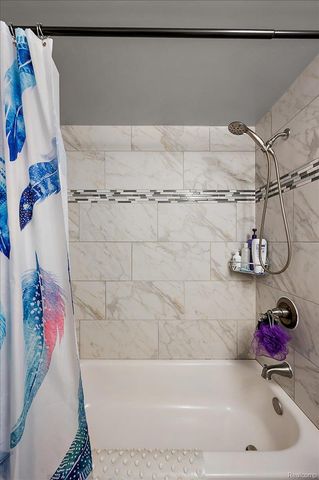 3608 Lake Oakland Shores Drive, Waterford Charter Township, MI 48329