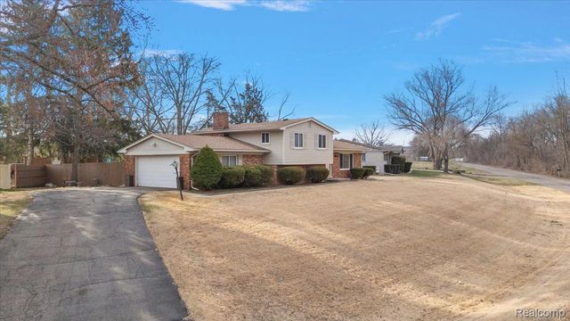 3608 Lake Oakland Shores Drive, Waterford Charter Township, MI 48329