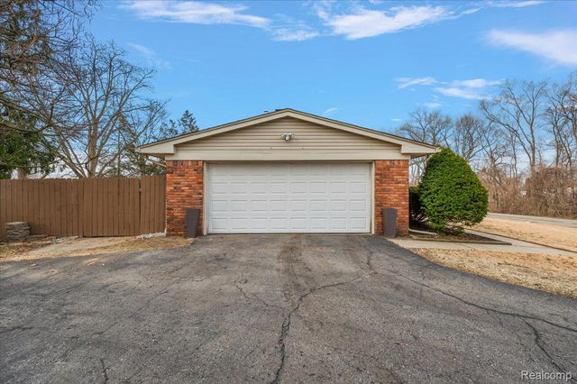 3608 Lake Oakland Shores Drive, Waterford Charter Township, MI 48329