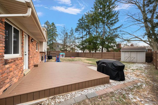 3608 Lake Oakland Shores Drive, Waterford Charter Township, MI 48329