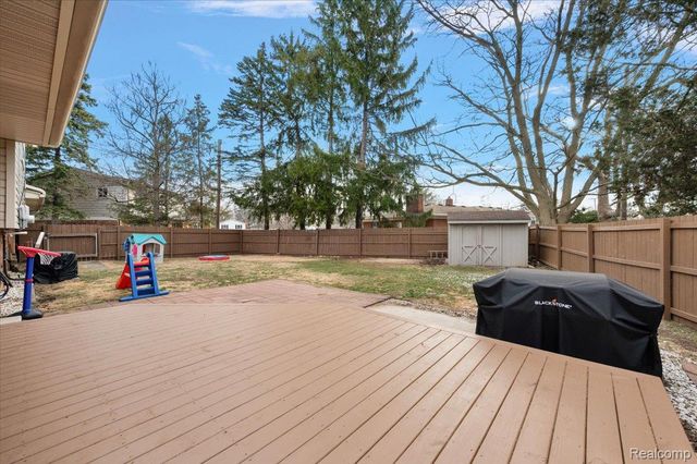 3608 Lake Oakland Shores Drive, Waterford Charter Township, MI 48329