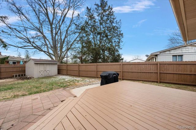 3608 Lake Oakland Shores Drive, Waterford Charter Township, MI 48329