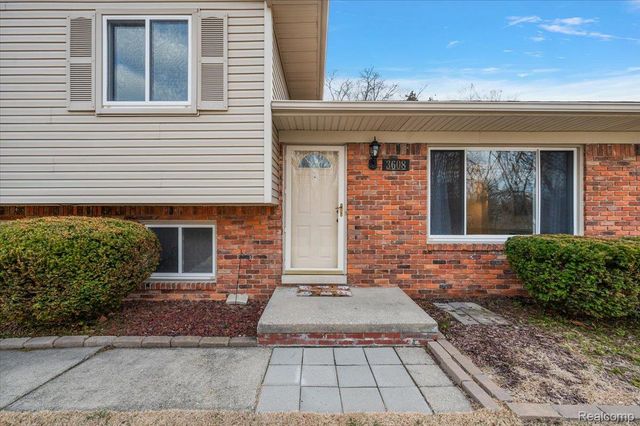 3608 Lake Oakland Shores Drive, Waterford Charter Township, MI 48329