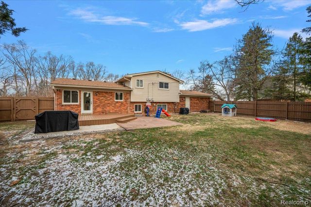 3608 Lake Oakland Shores Drive, Waterford Charter Township, MI 48329