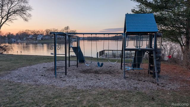 3608 Lake Oakland Shores Drive, Waterford Charter Township, MI 48329