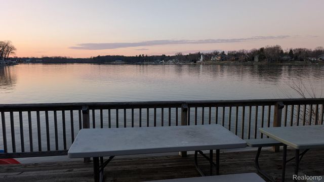 3608 Lake Oakland Shores Drive, Waterford Charter Township, MI 48329
