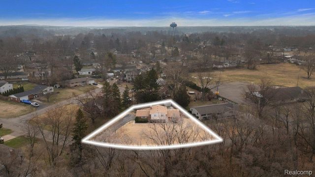 3608 Lake Oakland Shores Drive, Waterford Charter Township, MI 48329