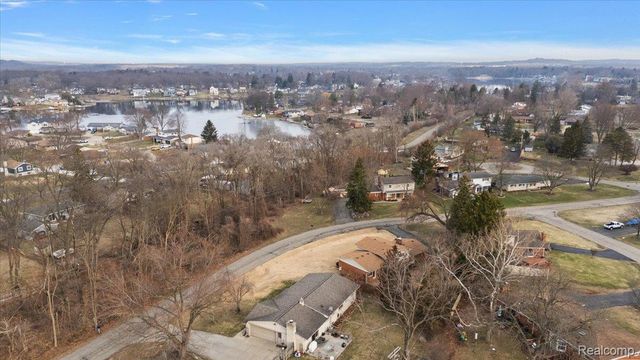 3608 Lake Oakland Shores Drive, Waterford Charter Township, MI 48329
